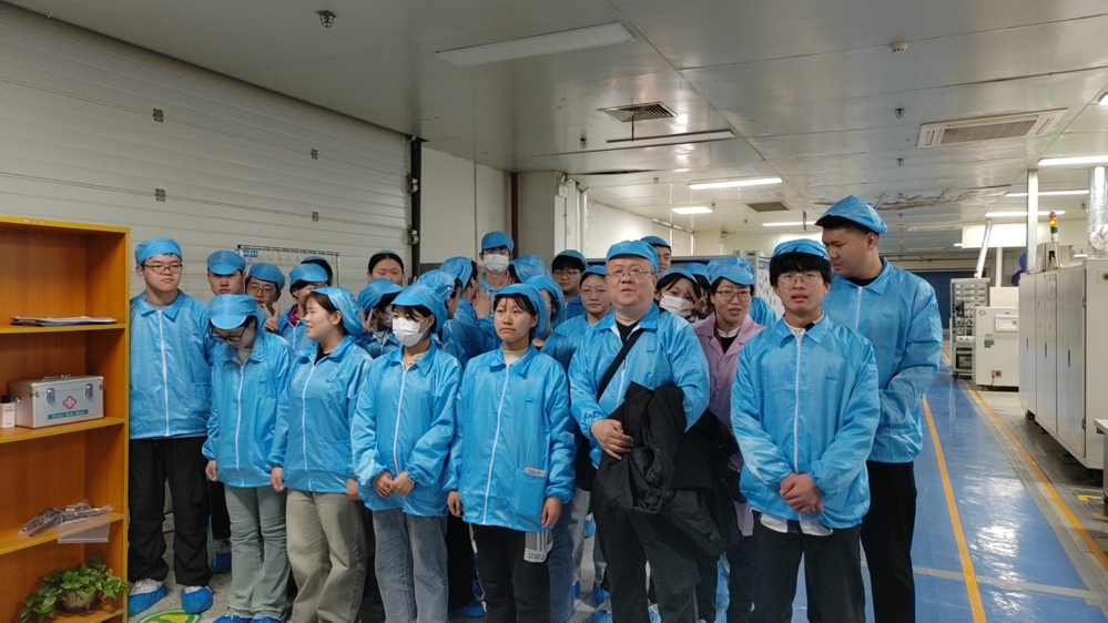 拉料车间实习师生合影