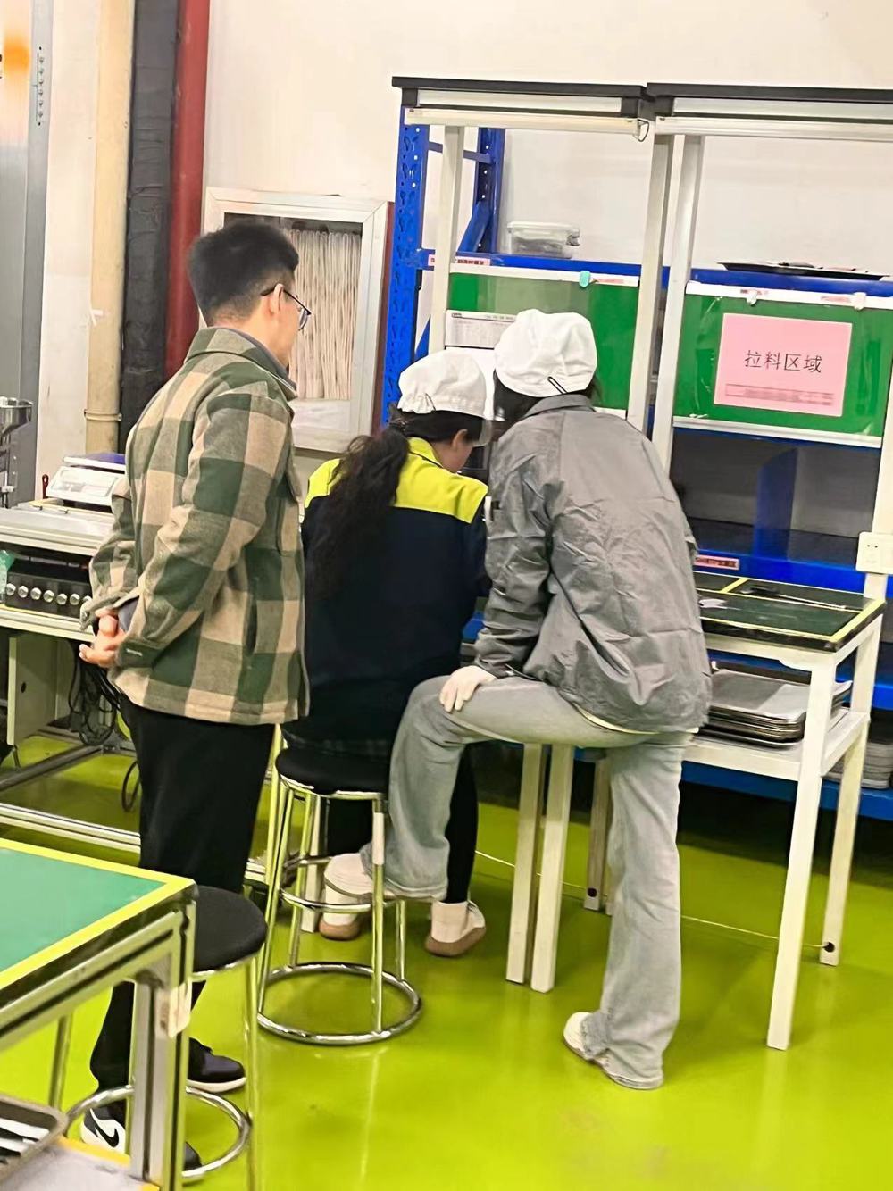 学生在接受培训、带队老师在企业实践